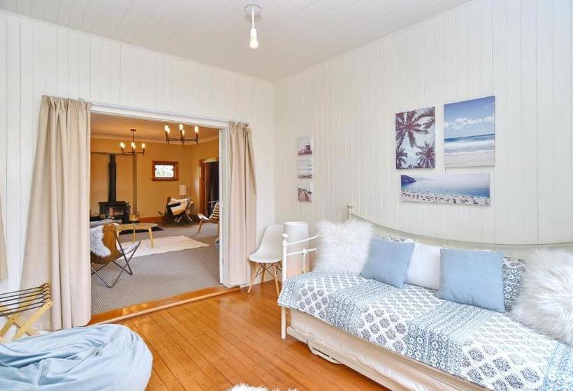 هتل Racecourse Villa - Christchurch Holiday Homes
