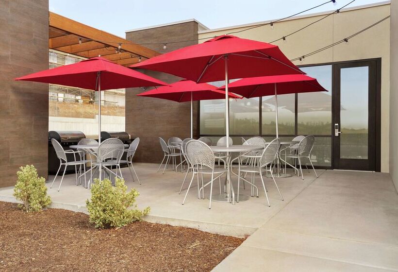 هتل Home2 Suites By Hilton Elko