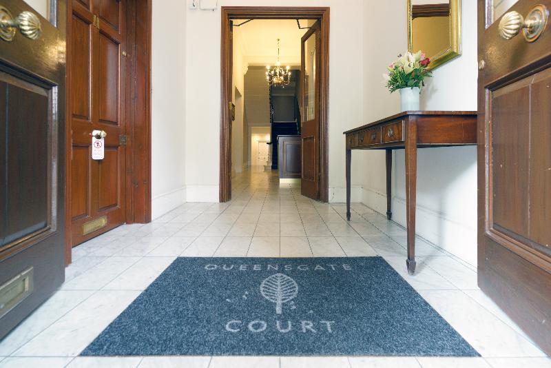 בית מלון כפרי Queensgate Court