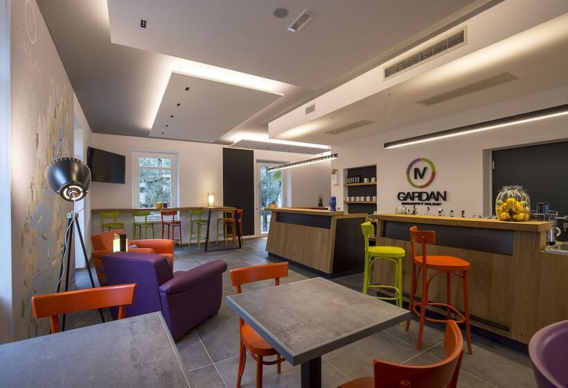 هتل Holiday Iv Gardan