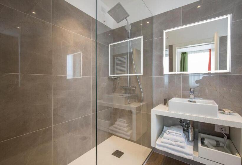 هتل Holiday Iv Gardan