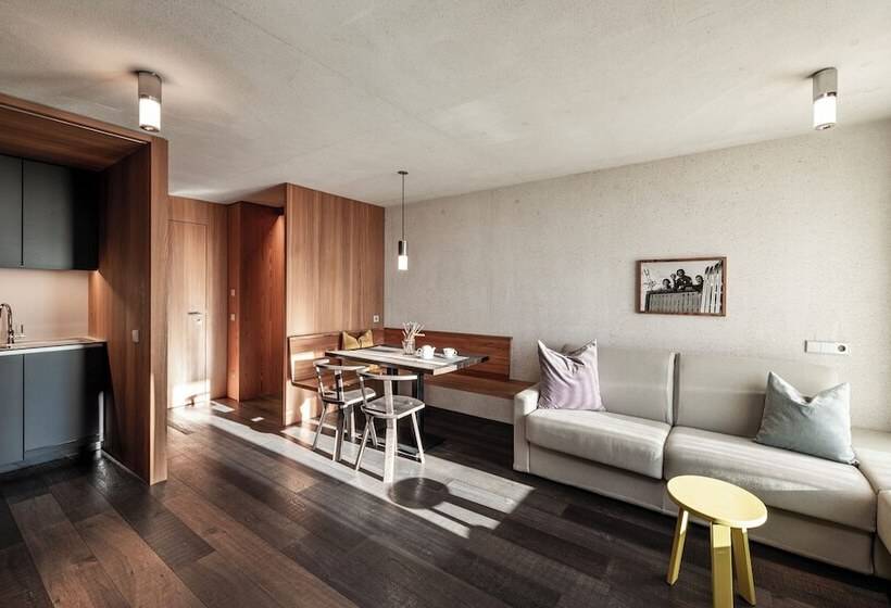 هتل La Paula Apartments & Suites