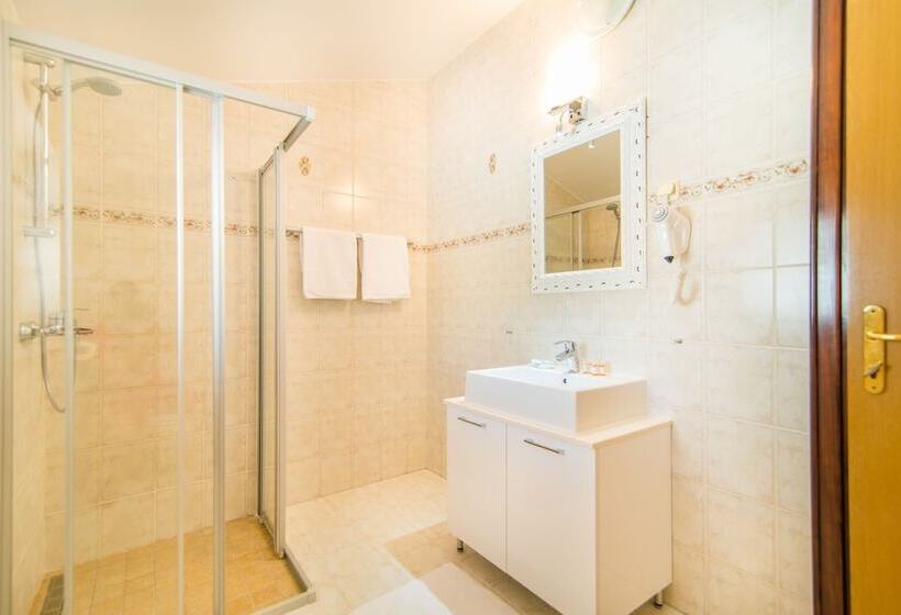 בית מלון כפרי Apartments And Rooms With Wifi Vrsar, Porec   3007
