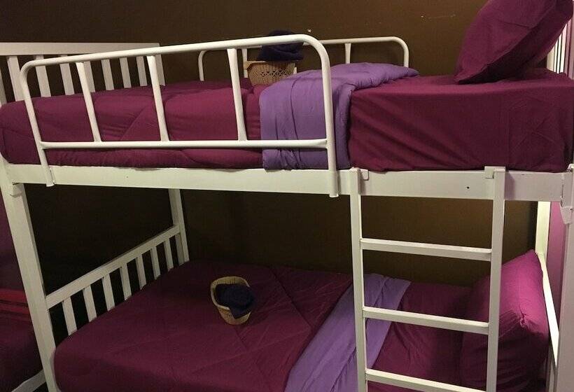 هتل Resting Place Hostel