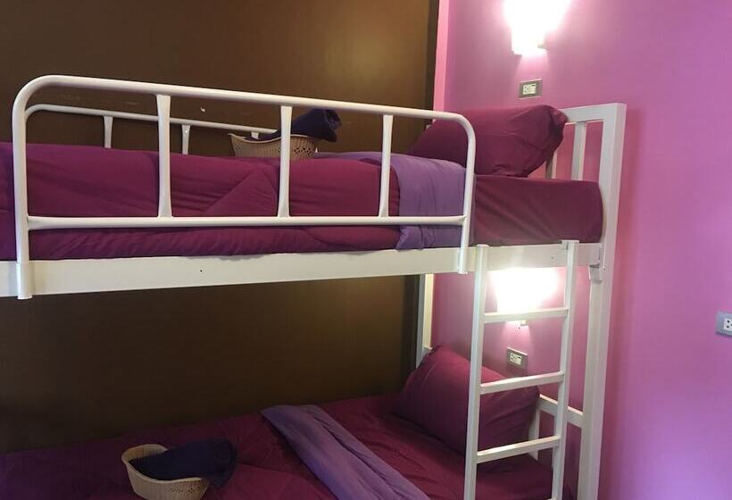 هتل Resting Place Hostel