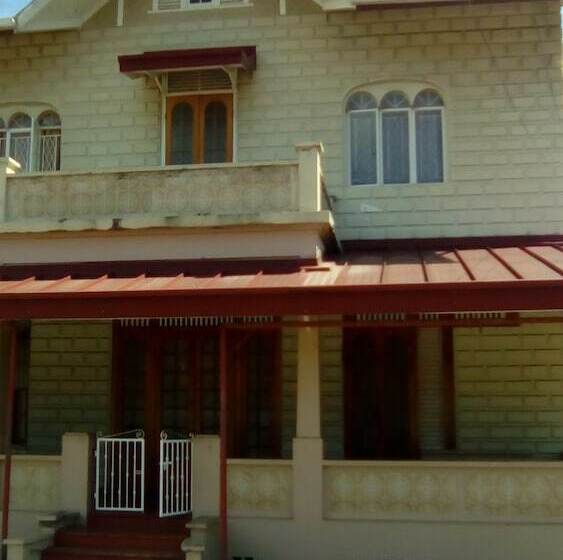 هتل Robert's Guesthouse