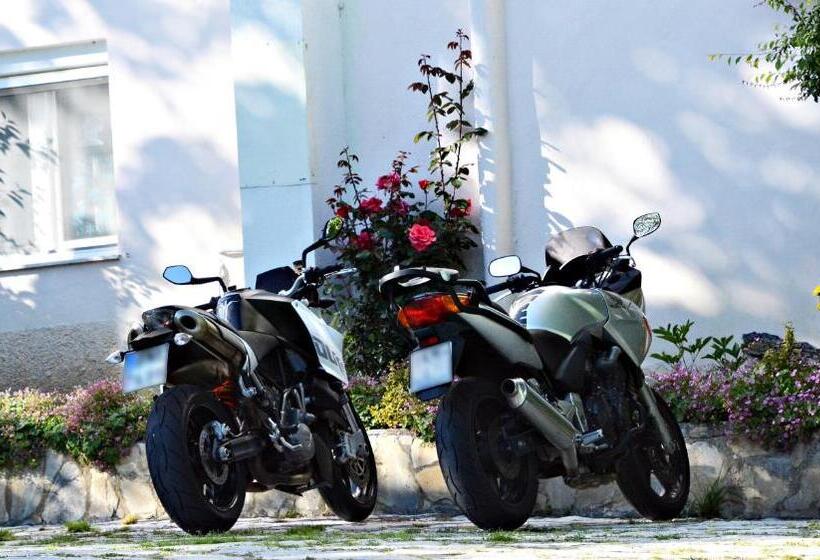 ホテル Guesthouse Vissinokipos   Biker Friendly   Motorrad