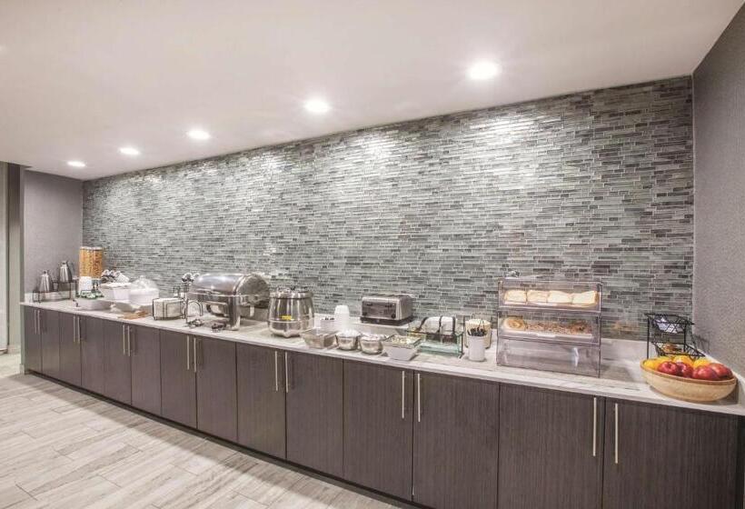 هتل La Quinta By Wyndham Kingsville