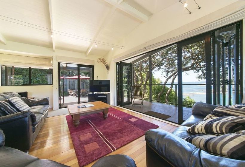 בית מלון כפרי Beachfront Enclosure Bay