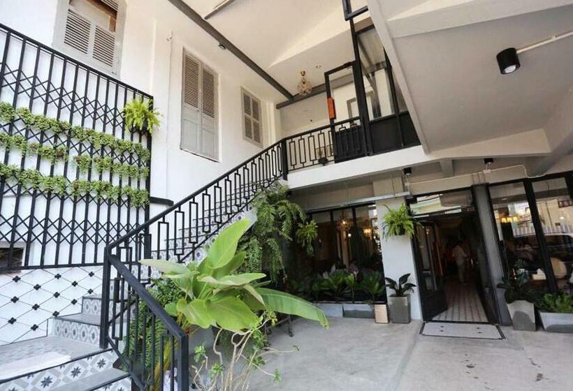 Bloom Boutique Hotel & Cafe
