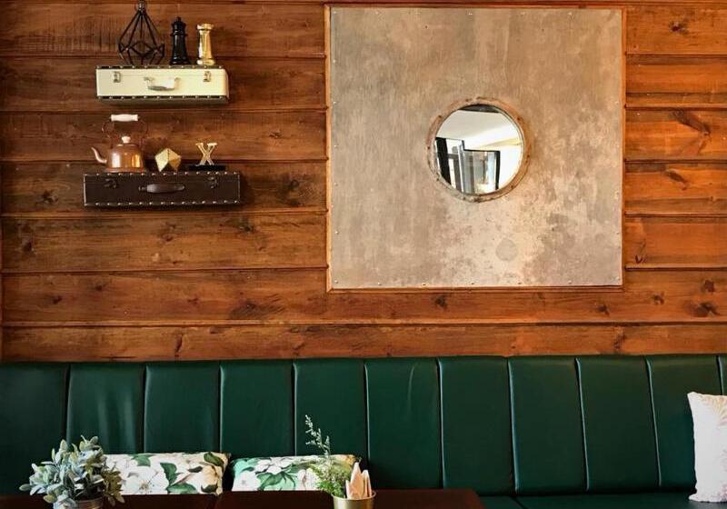 Bloom Boutique Hotel & Cafe