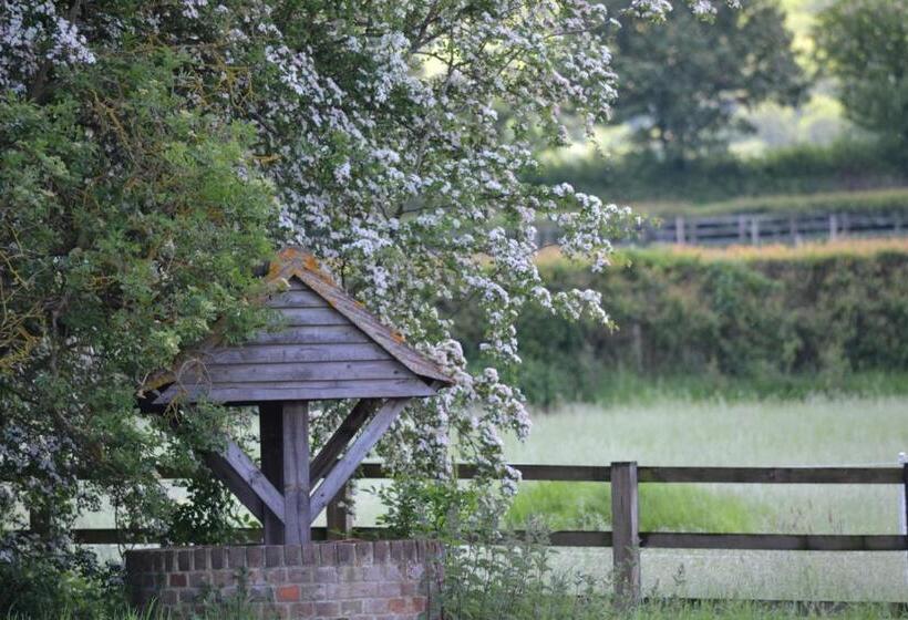 The Chiltern Lodges At Upper Farm Henton