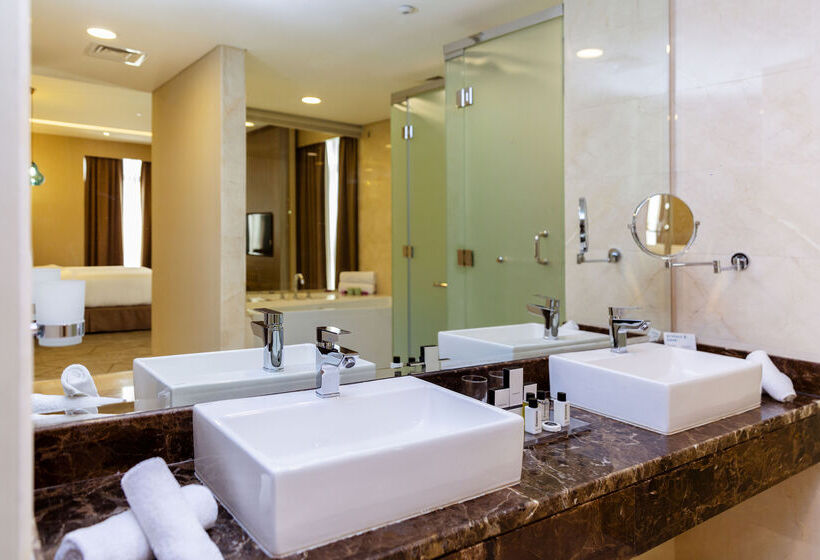 Отель Four Points By Sheraton Production City, Dubai