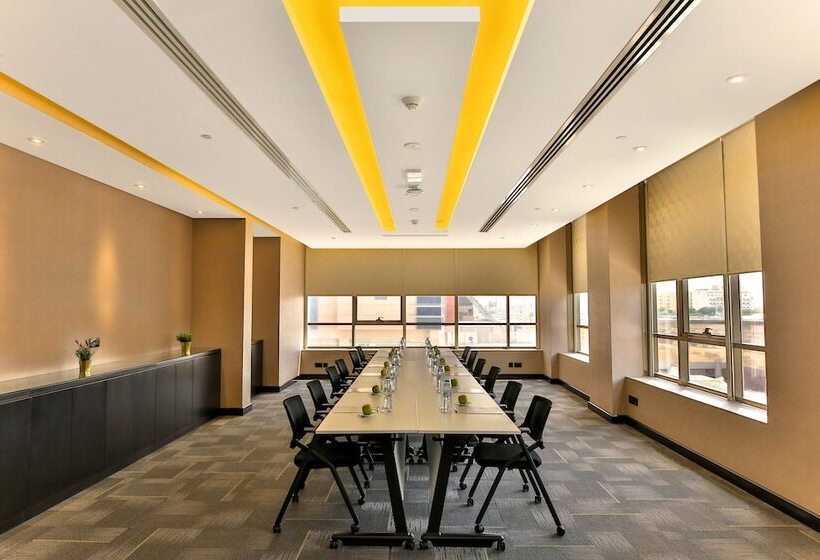 Отель Four Points By Sheraton Production City, Dubai