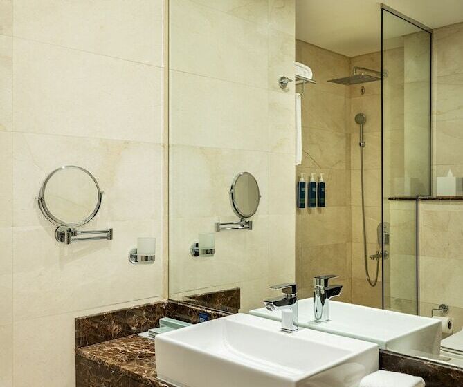 Отель Four Points By Sheraton Production City, Dubai