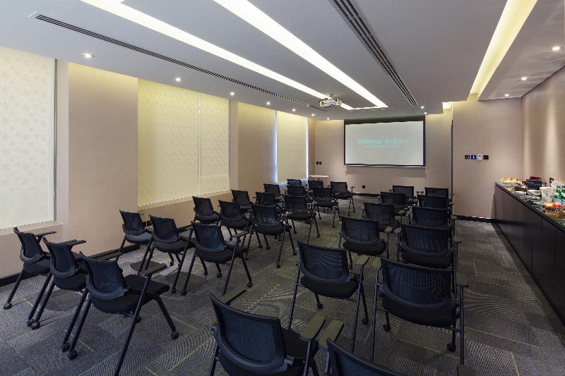 Отель Four Points By Sheraton Production City, Dubai