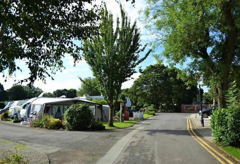 בית מלון כפרי Royal Umpire Caravan Park