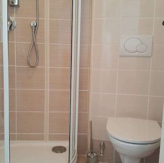 هتل House Of Roses