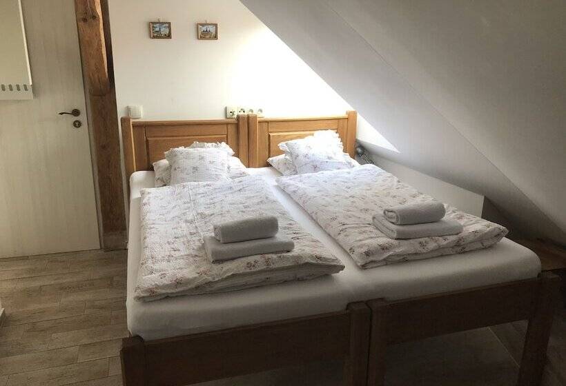 هتل House Of Roses