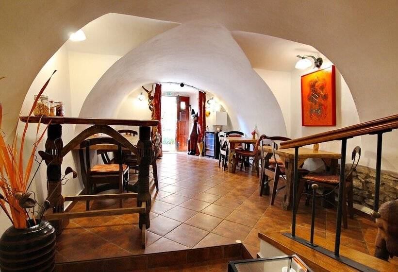 هتل House Of Roses