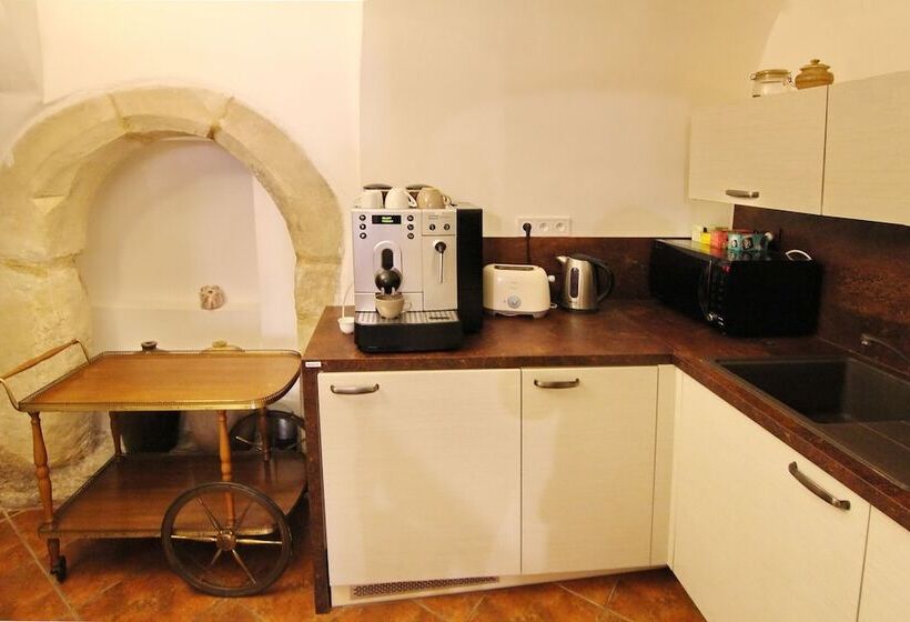 هتل House Of Roses