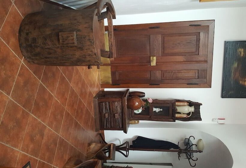 هتل House Of Roses