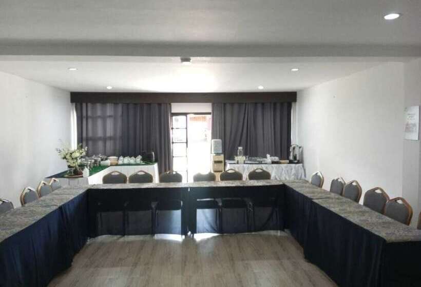 فندق Whitewoods Convention & Leisure