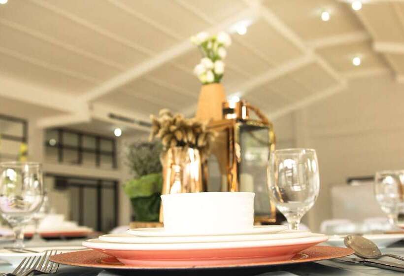 فندق Whitewoods Convention & Leisure