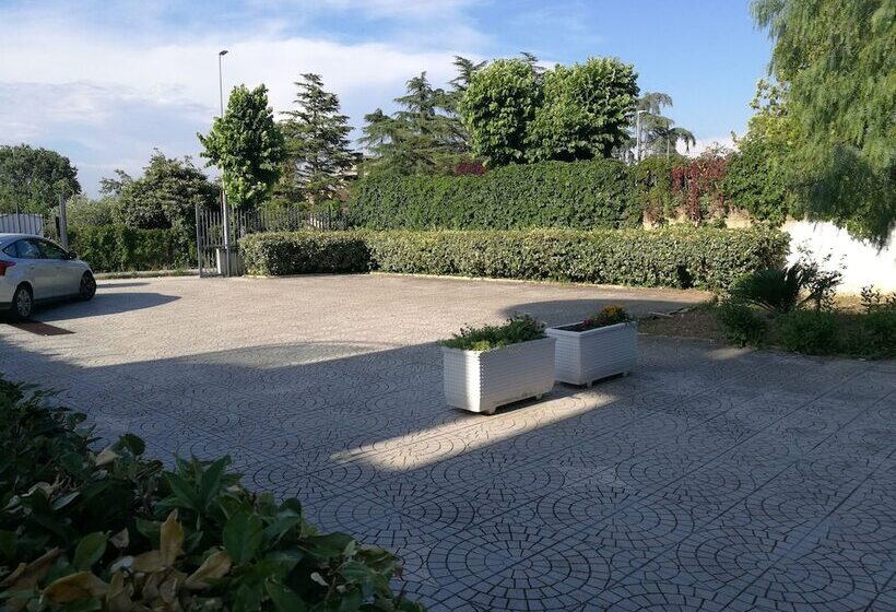 تختخواب و صبحانه Garden Inn