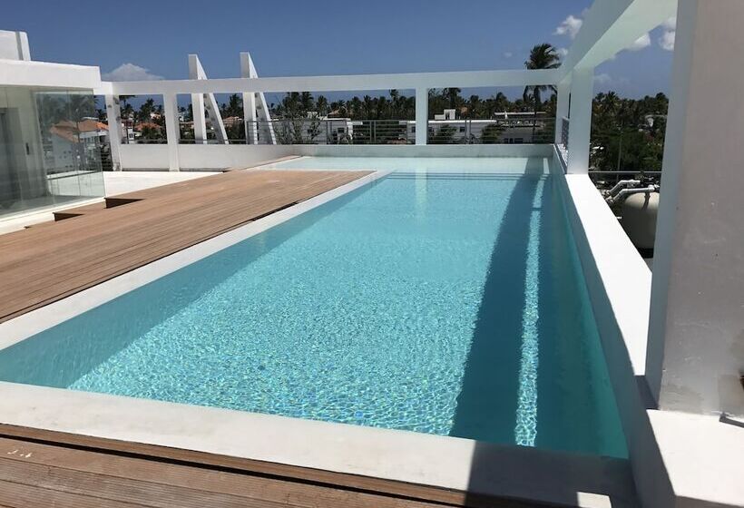 ホテル Ducassi Suites Rooftop Pool Beach Club & Spa