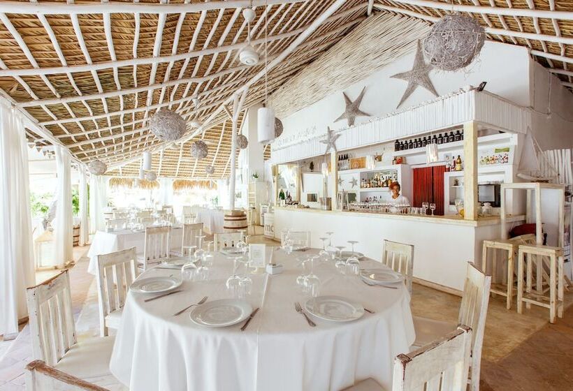 ホテル Ducassi Suites Rooftop Pool Beach Club & Spa
