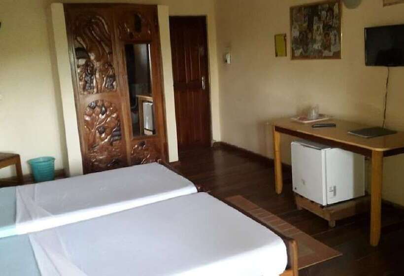 פנסיון Almond Tree Guest House