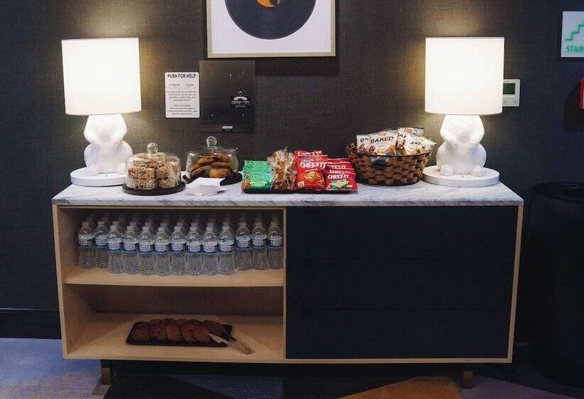 בית מלון כפרי Holiday Inn & Suites Nashville Downtown Broadway