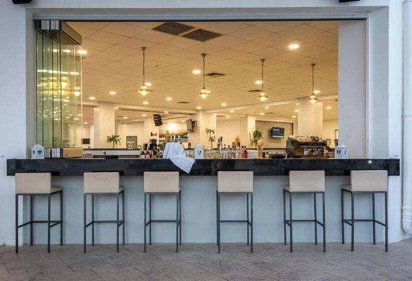 בית מלון כפרי Royal Bay Suites