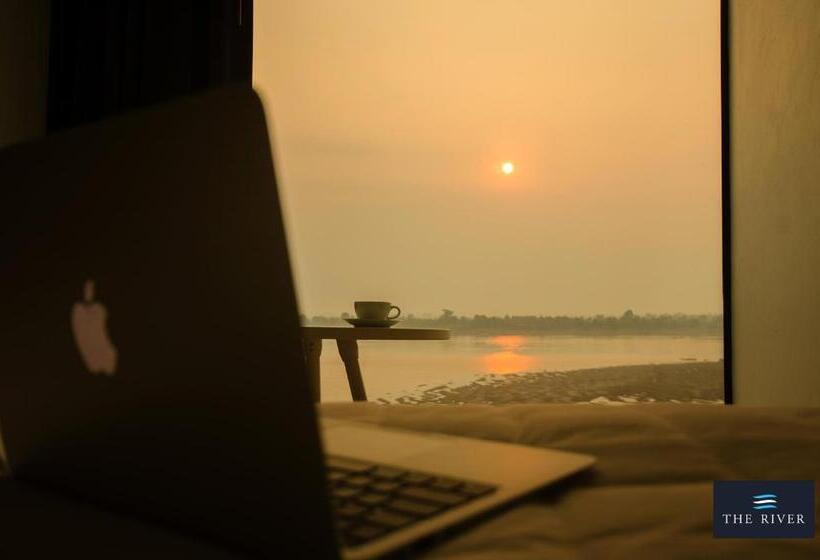 هتل The River