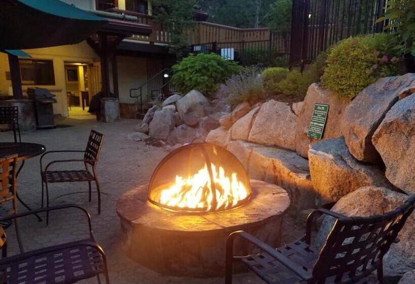 ホテル Getaways At Olympic Village Inn