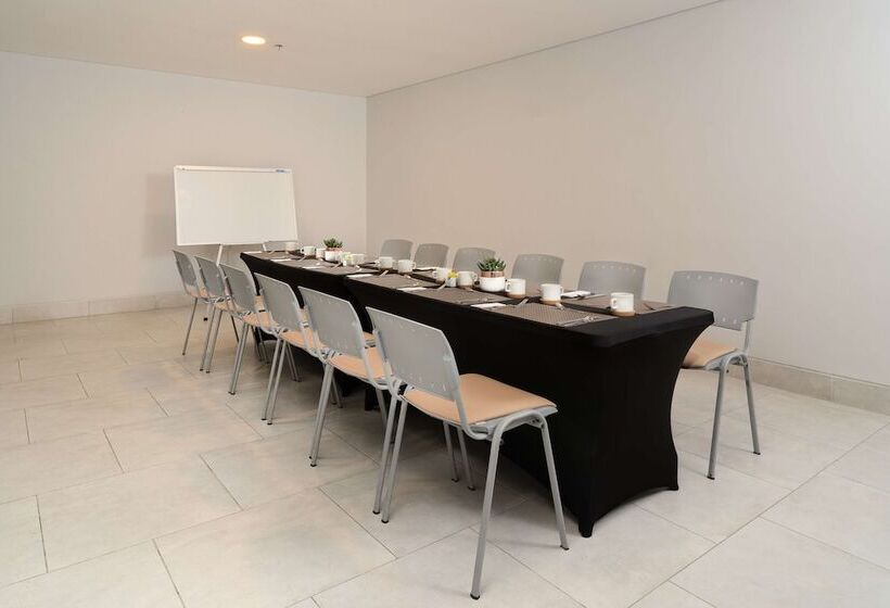 هتل Hilton Garden Inn Cali Ciudad Jardin