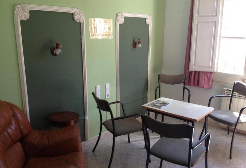 פנסיון Hostal Porta De Ferro