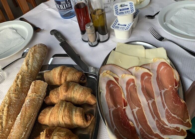 پانسیون Hostal Tarres