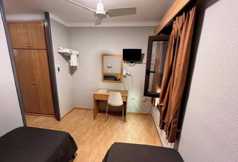 پانسیون Hostal Tarres