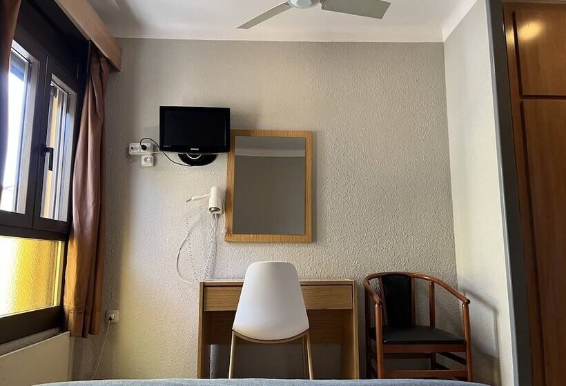 پانسیون Hostal Tarres