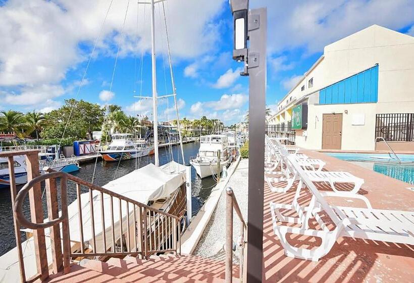 הוסטל Waterside Suites And Marina