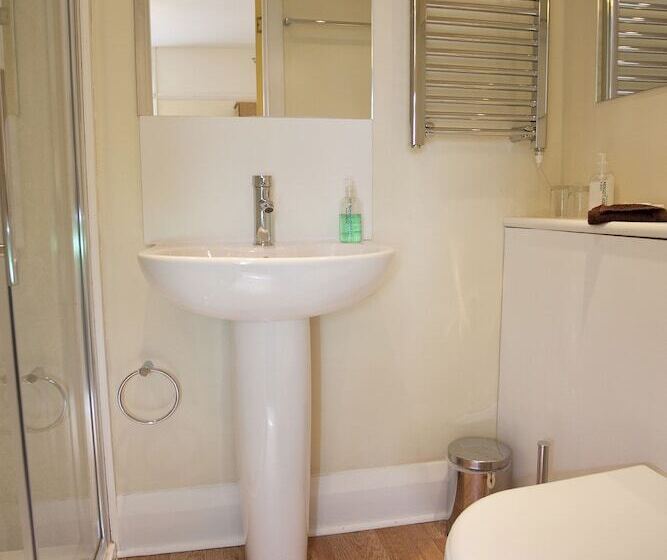 بنسيون Cranston House