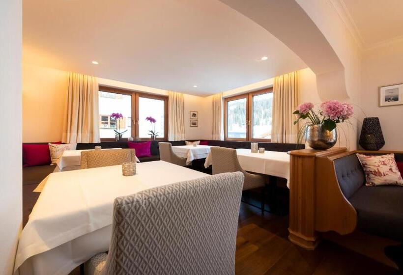 پانسیون Garni Edelweiss