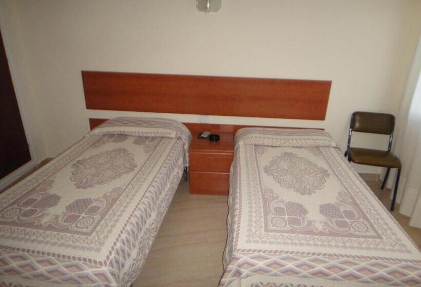 پانسیون Pensió Restaurant Llança