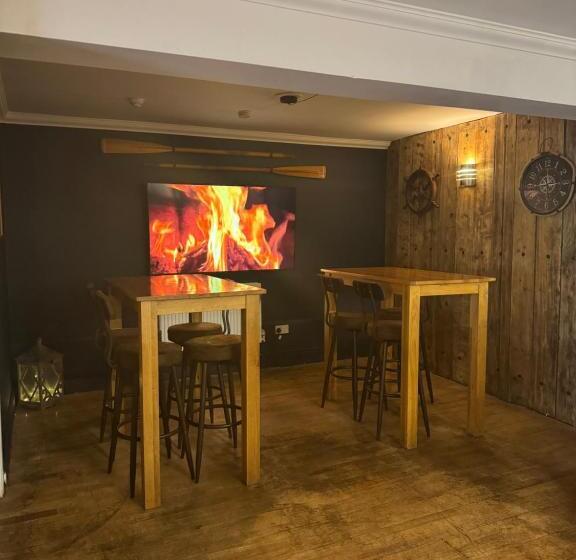 בית מלון כפרי The Harbour Bar & Bistro
