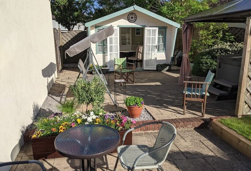 بنسيون Brookside Guest House & Mini Spa