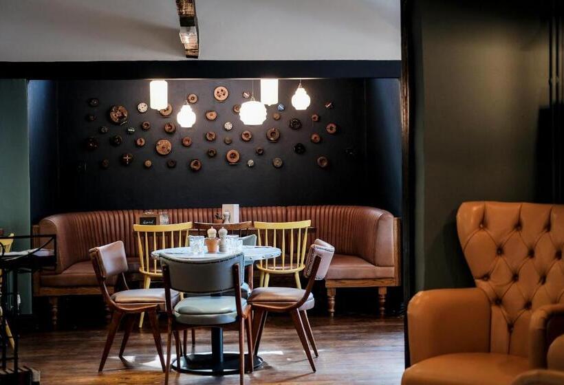 הוסטל Cromwell Arms Country Pub With Rooms