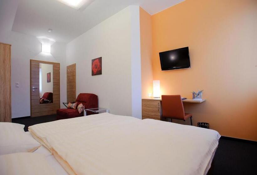 ペンション Villa Nova   Hotel Garni