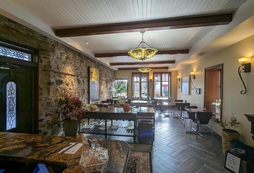 הוסטל Inn At The Harbour